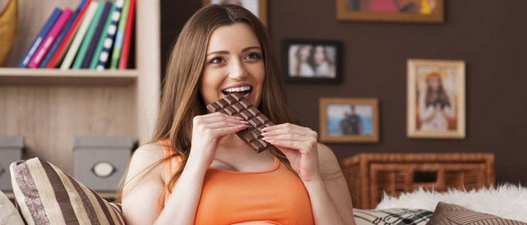 Можно ли беременным шоколад на разных сроках, как его правильно есть во время беременности?