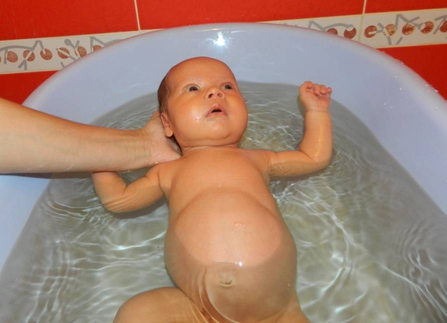 Основные причины, по которым новорожденных нужно купать в кипяченой воде: как долго ребенку необходимы такие ванны?