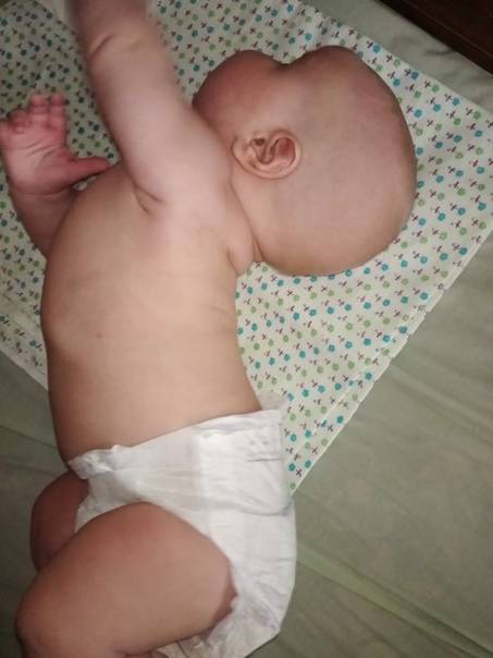 Новорожденный кряхтит и выгибается во время кормления. признаками запора у новорождённого являются