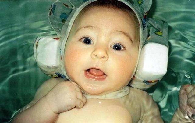 Купание младенца с шапочкой для плавания: чепчик с пенопластом для новорожденных