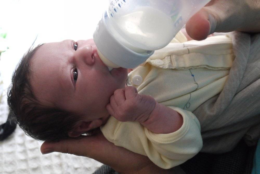 Рвота у новорожденного после кормления грудным молоком и смесью