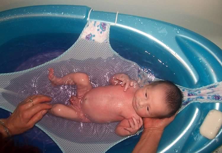 Сколько марганцовки добавлять в воду для купания новорожденного