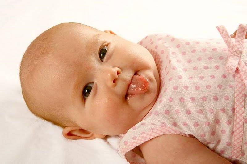 Почему младенец высовывает язык?