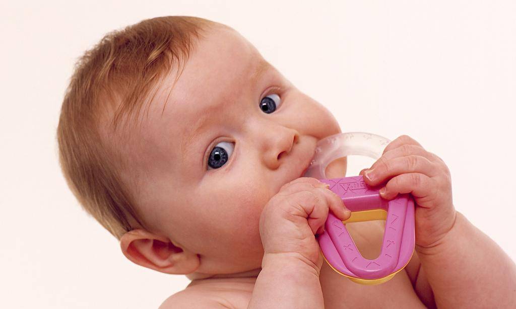 Как отучить ребенка брать все рот