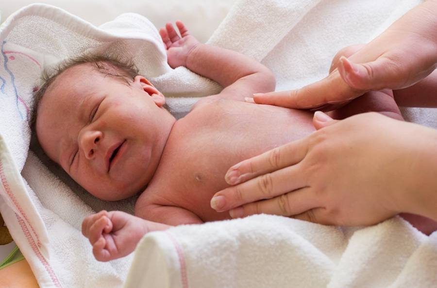Как делать массаж животика при коликах и запорах у новорожденного