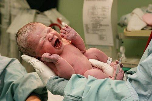 Когда можно показывать ребенка после рождения: почему посторонним, друзьям и родственникам нельзя смотреть новорожденного до 40 дней