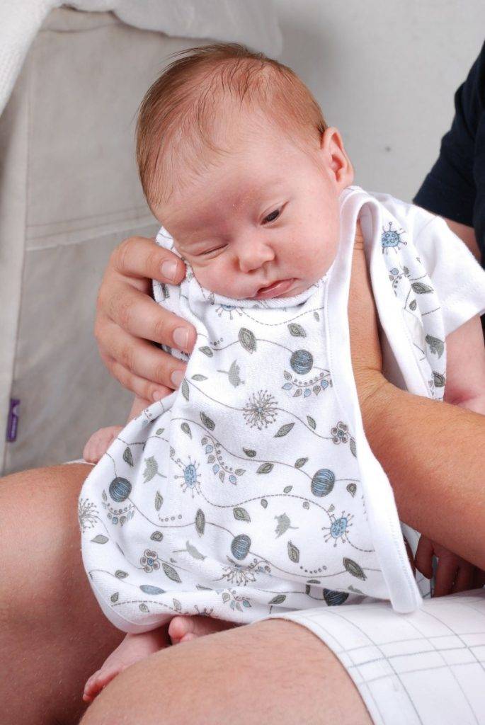 Срыгивание у новорожденных после кормления причины