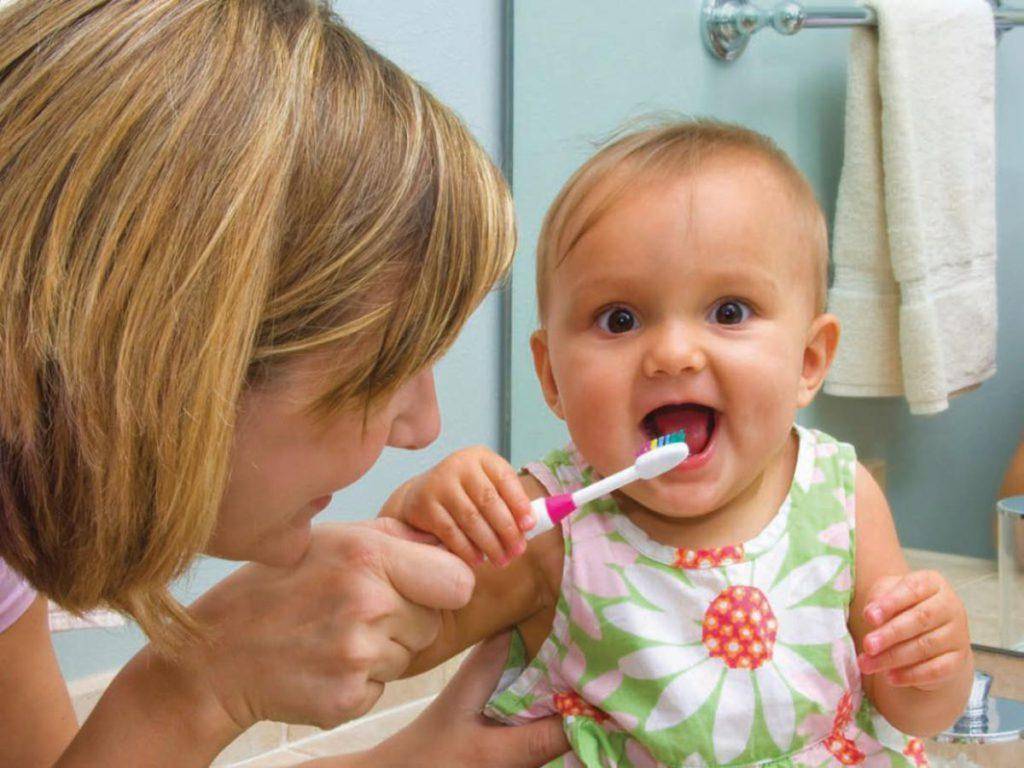 С какого возраста ребенку начинать чистить зубы, и как научить малыша в 1-2 года правильно ухаживать за полостью рта