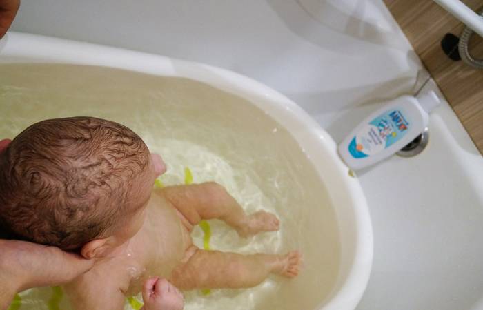 Как мыть голову новорожденному: частота и какие средства выбрать