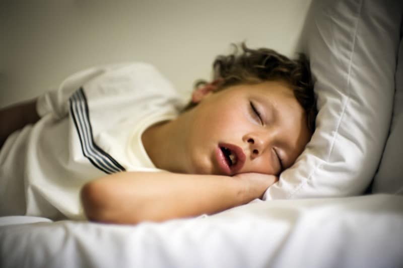 Скрип зубов во сне у взрослых и детей, причины, что делать