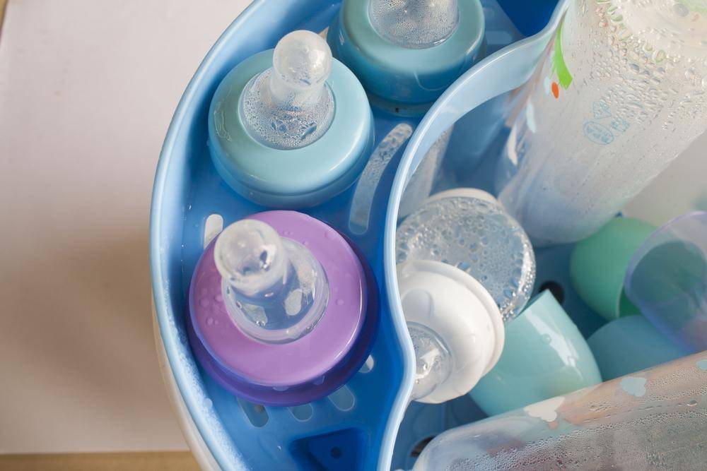 Как стерилизовать бутылочки для кормления в домашних условиях и до какого возраста