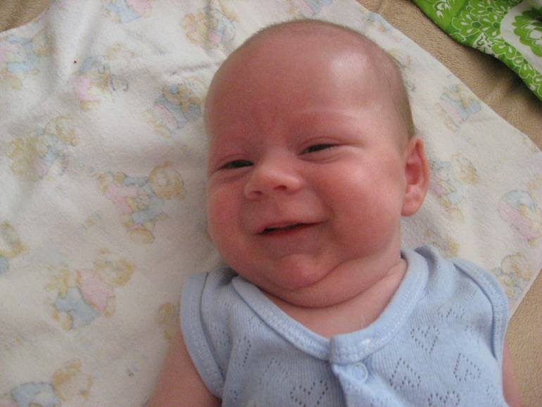 Когда новорожденный ребенок начинает осознанно улыбаться и смеяться?
