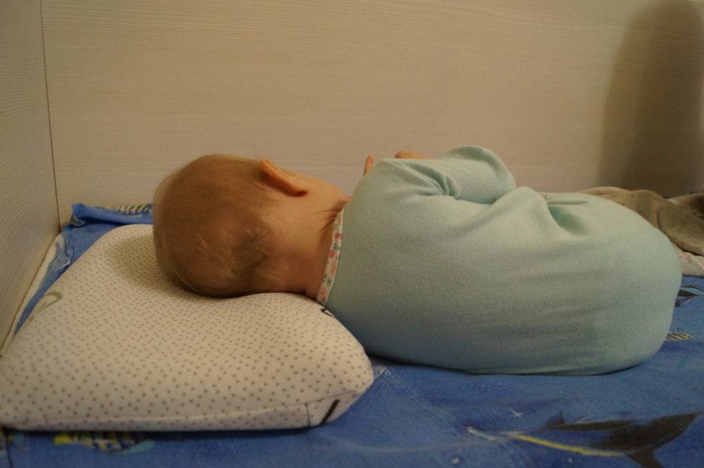 Ортопедическая подушка «бабочка» для новорожденных. особенности использования