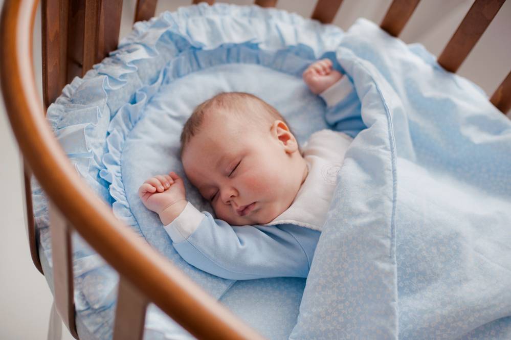 Как приучить новорожденного спать ночью без кормления