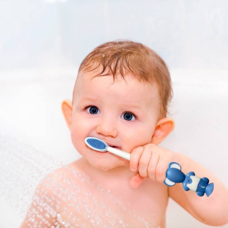 Как правильно чистить зубы детям