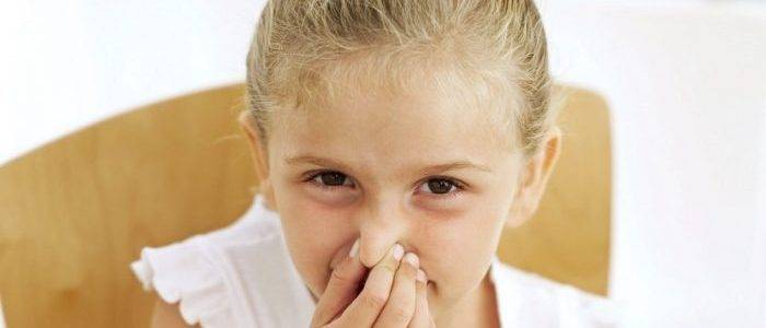 От ребенка пахнет кислым: почему и что делать