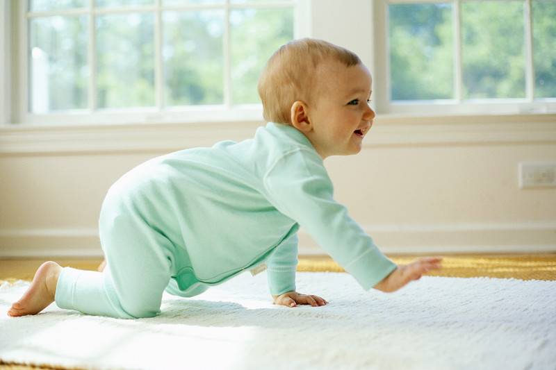 Ребенку 6 месяцев: почему не ползает и не сидит самостоятельно, советы невролога
