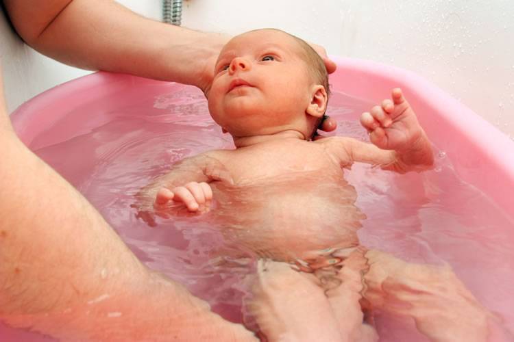 Можно ли мыть лицо новорожденному раствором марганцовки. как развести марганцовку для купания новорожденного - новая медицина