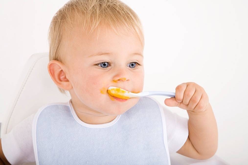 Когда ребенок сам будет есть - как научить детей от года кушать самостоятельно ложкой?