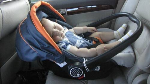 Автолюльки для грудничков: какие бывают и как транспортировать младенцев с их помощью?