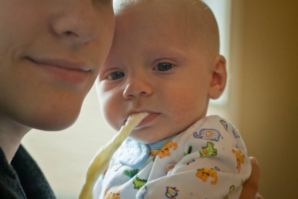 Почему ребенок срыгивает молоко: нормально ли это? стоит ли беспокоиться, если ребенок срыгнул молоко после кормления грудью