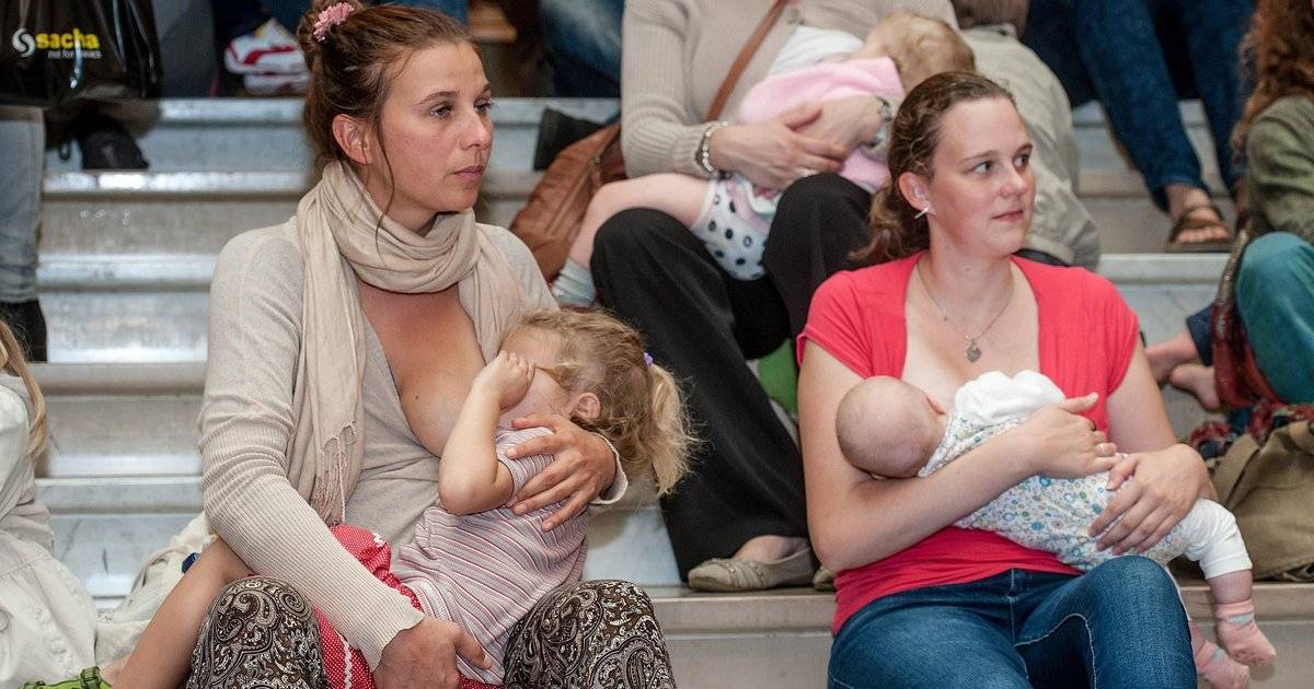 Как отучить малыша тискать мамкину грудь?
