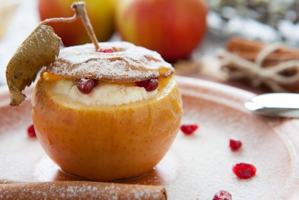 Печеные яблоки при грудном вскармливании: можно ли кормящей маме, чем полезны при гв, как запекать в духовке, микроволновке, мультиварке, и рецепты с творогом и иные