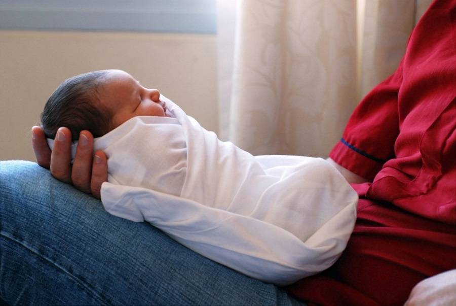Как быстро успокоить младенца: 9 верных способов