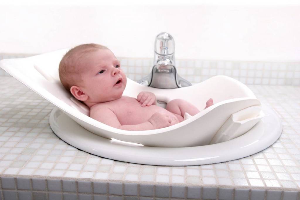 Первое знакомство ребенка с водой: как купать новорожденного