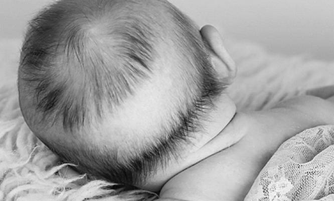 Почему детки могут родиться с волосатыми ушками: как избавиться от волосиков