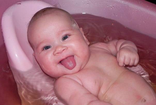 Как развести марганцовку для купания новорожденного, сколько нужно добавлять, чтобы купать