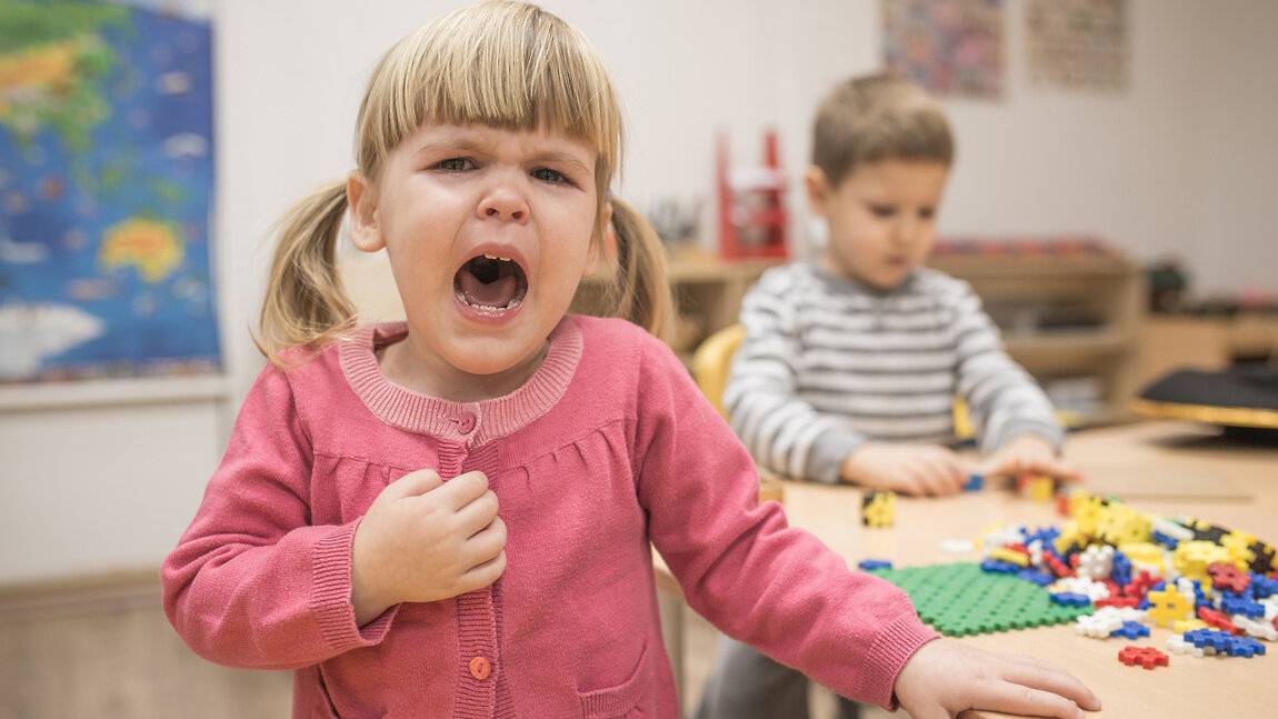 Как реагировать, когда у ребенка отбирают игрушки? 5 советов психологов, консультации