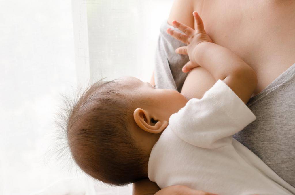 Ребенок плачет во время кормления, извивается и выгибает спину, когда сосет грудь: почему это происходит и что делать 