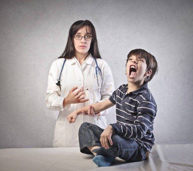 Ребенок сильно боится уколов: что делать родителям?