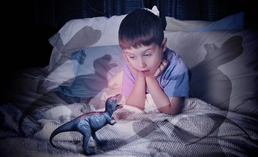 Почему ребенок боится темноты и как справиться со страхом:советы психолога