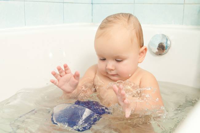 Почему новорожденный плачет во время купания? почему ребенок плачет при купании или после него.