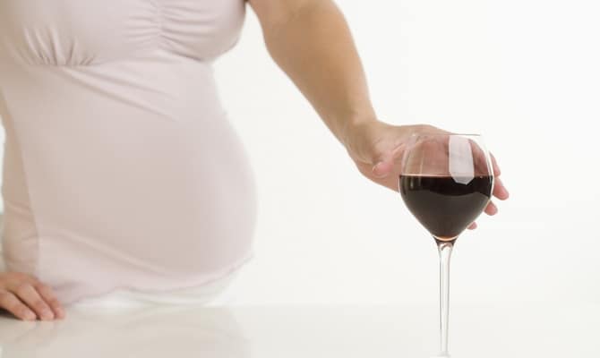Шампанское при беременности: можно ли выпить бокал на ранних сроках, в третьем триместре