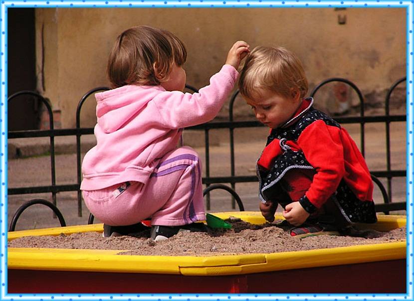 Дети на детской площадке: общение со сверстниками