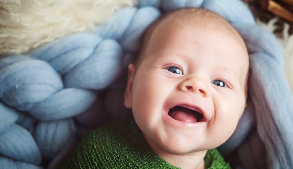 Первая улыбка грудничка: когда малыш начинает улыбаться осознанно