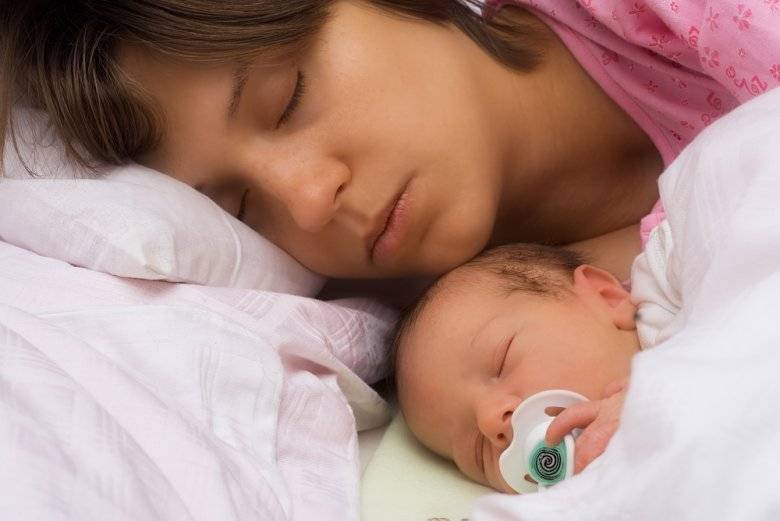 Нужно ли будить ребенка для кормления ночью?