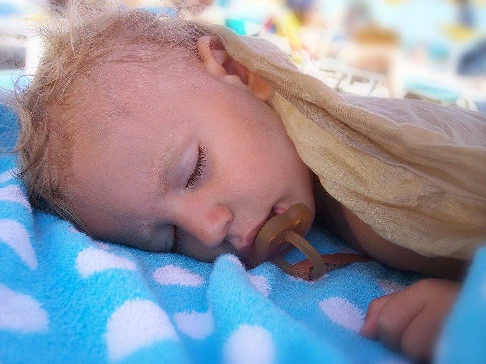 Почему сильно потеет голова у ребенка во сне ночью