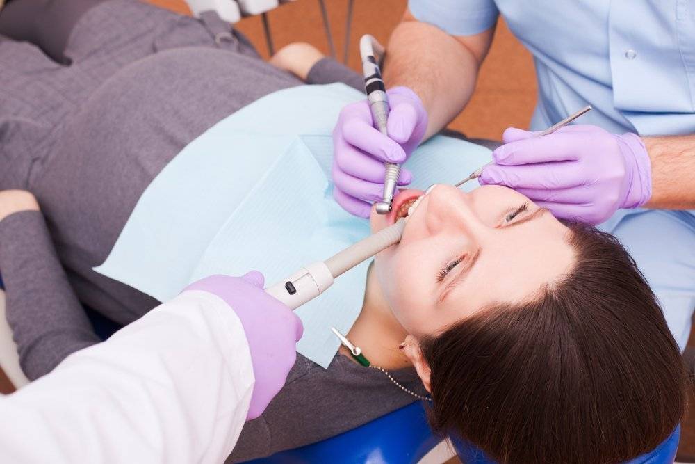Чистка зубов методом аir flow в москве, цены в стоматологическом центре «стомос»
