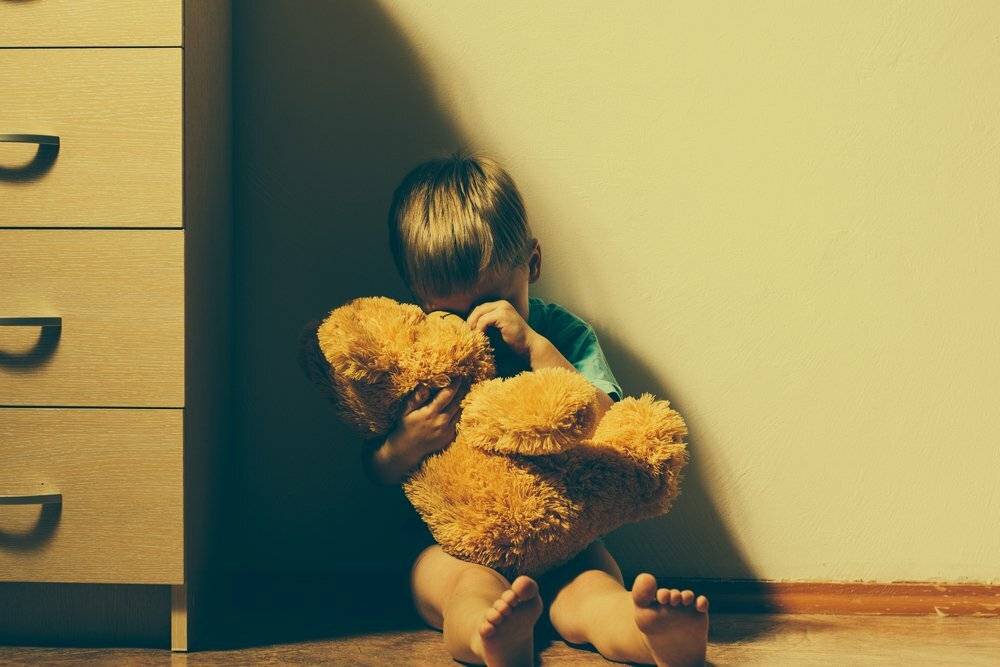 Ребенок боится чужих людей: тревога восьмимесячных, как помочь ребенку