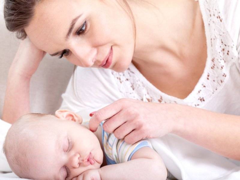 Как правильно держать новорожденного: удобные и безопасные позы на разные случаи жизни