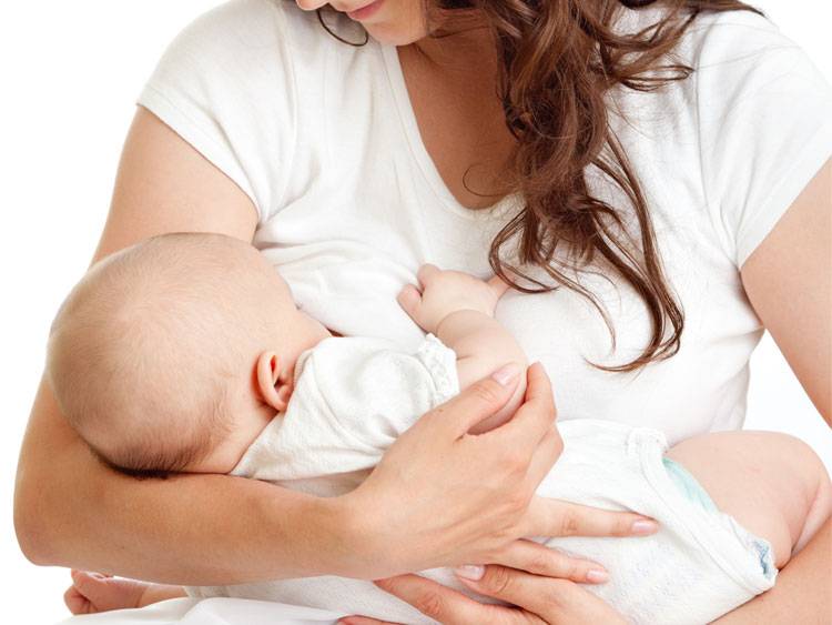 Кормить ребенка грудью и видит молоко