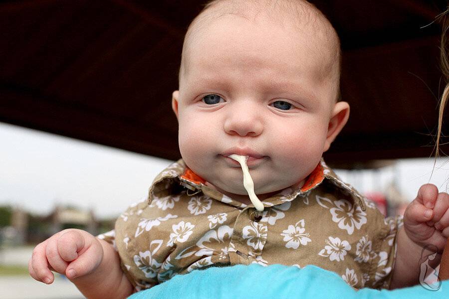 Почему ребёнок срыгивает после кормления смесью: самые частые причины и способы борьбы с ними