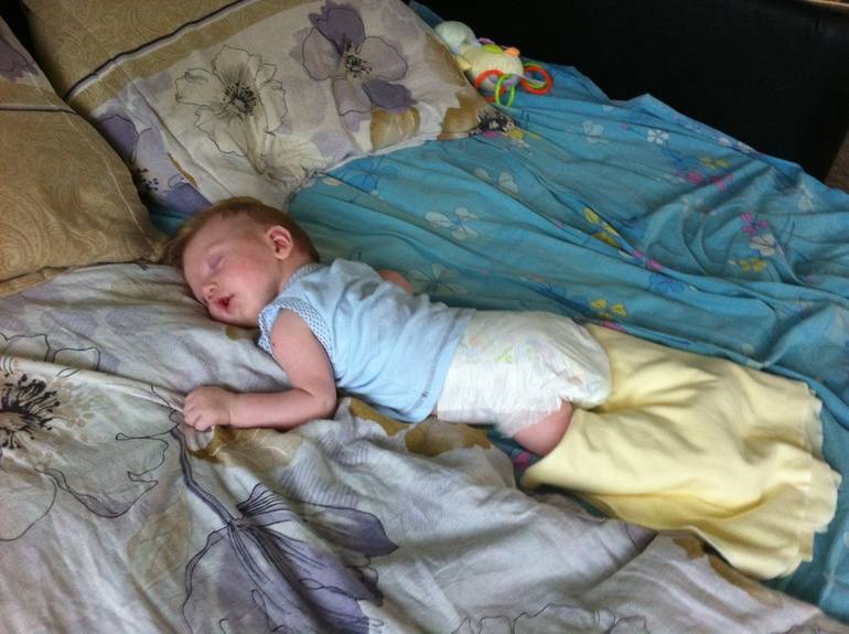 Ребенок во сне переворачивается на живот и просыпается в 4-6 месяцев: что делать