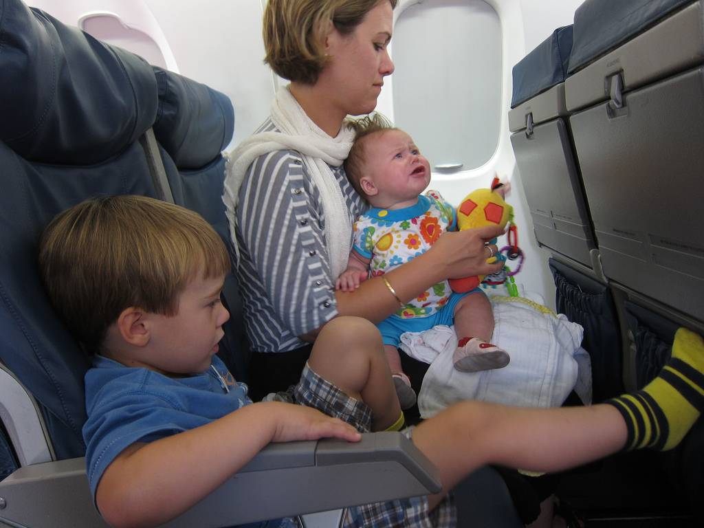 Перелет г грудным ребенком на самолете: правила и советы для родителей, можно ли летать с годовалым младенцем до 1 года