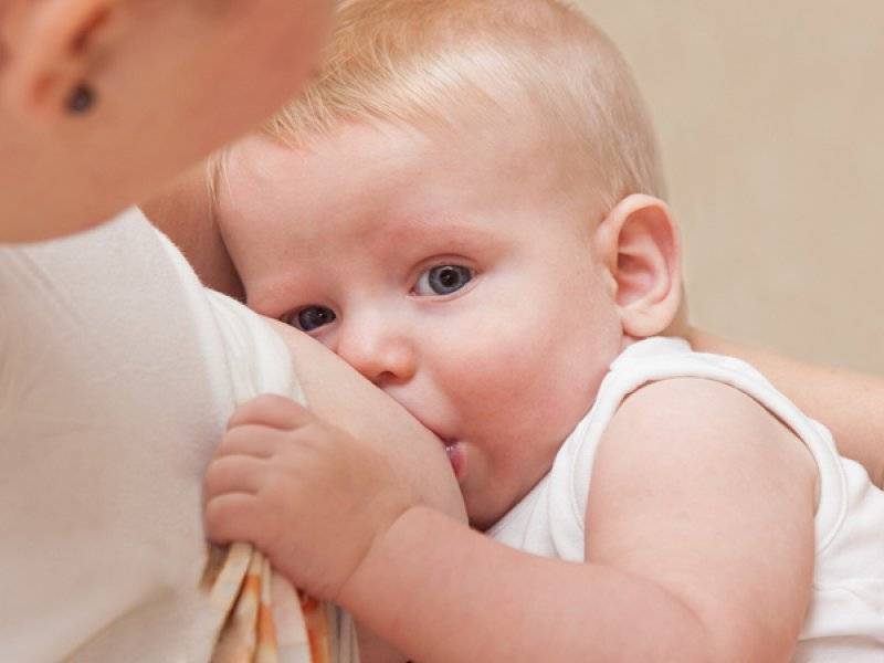 Почему ребенок срыгивает грудное молоко