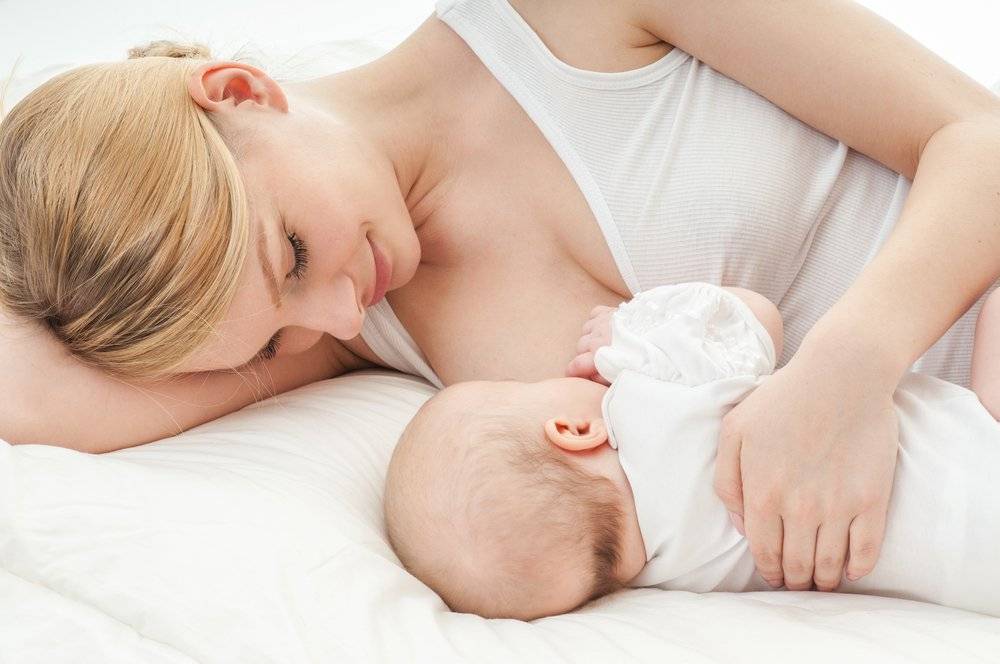 Как кормить лежа новорожденного, правильное кормление ребенка грудью на боку